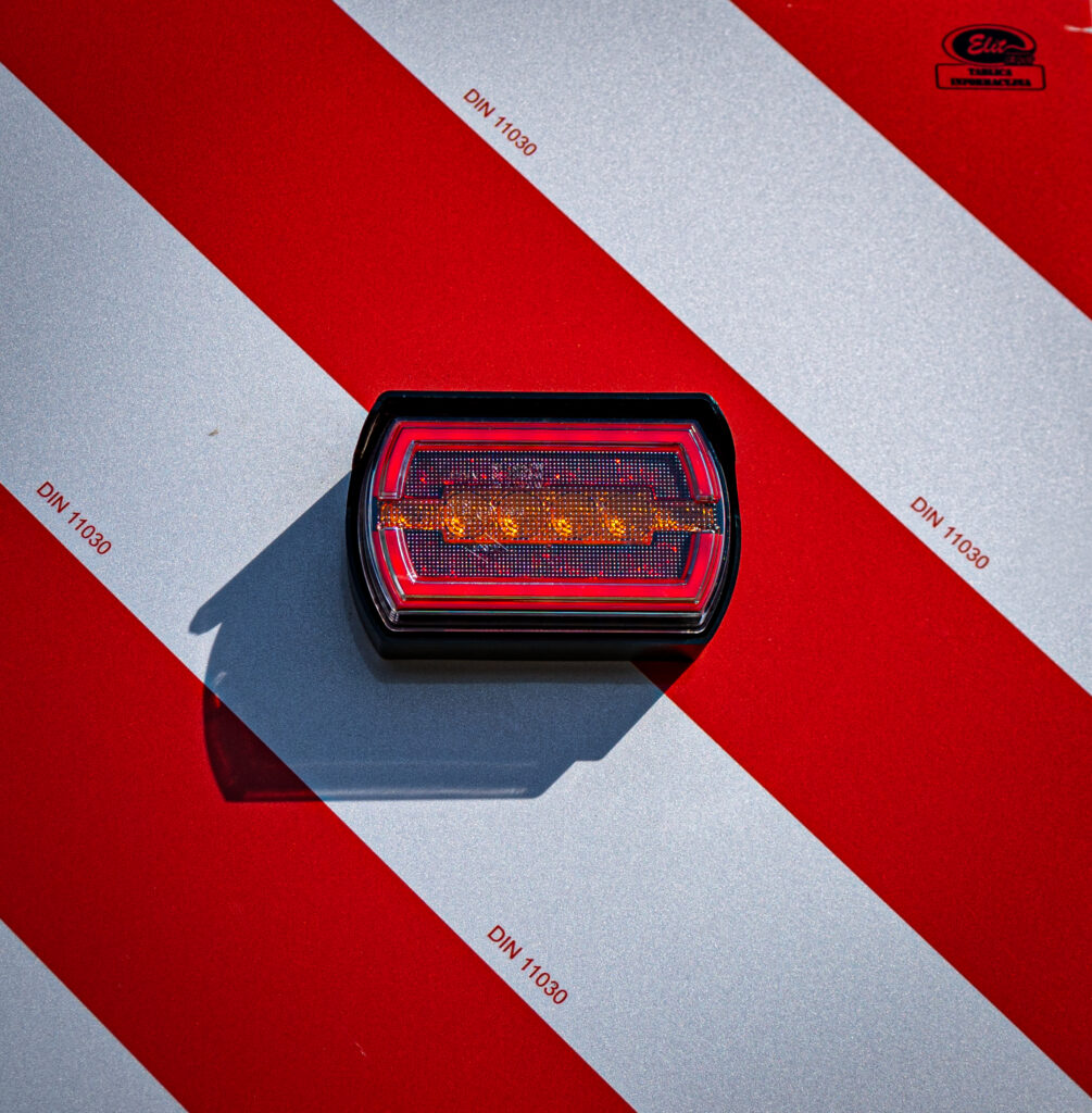 ZPR 3020 (8.2.2) Kit de feux à LED 12/24 V avec panneau pour charges hors gabarit, avec prise et connecteur Superseal