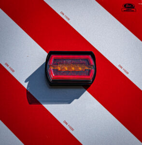 ZPR 3020 (8.2.2) Kit de feux à LED 12/24 V avec panneau pour charges hors gabarit, avec prise et connecteur Superseal