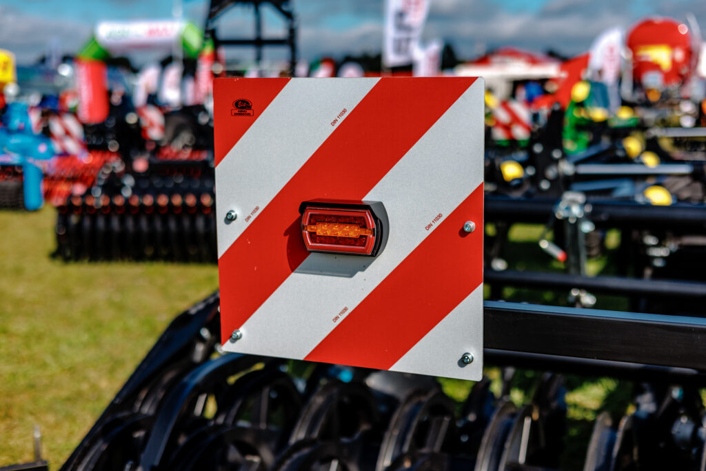 ZPR 3020 (8.2.2) Kit de feux à LED 12/24 V avec panneau pour charges hors gabarit, avec prise et connecteur Superseal