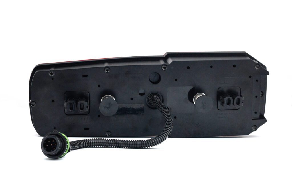 Feu arrière combiné MAVIC LZD 3194/AMP (gauche) – triangle réfléchissant, 4 connecteurs Superseal + AMP 7 broches.
