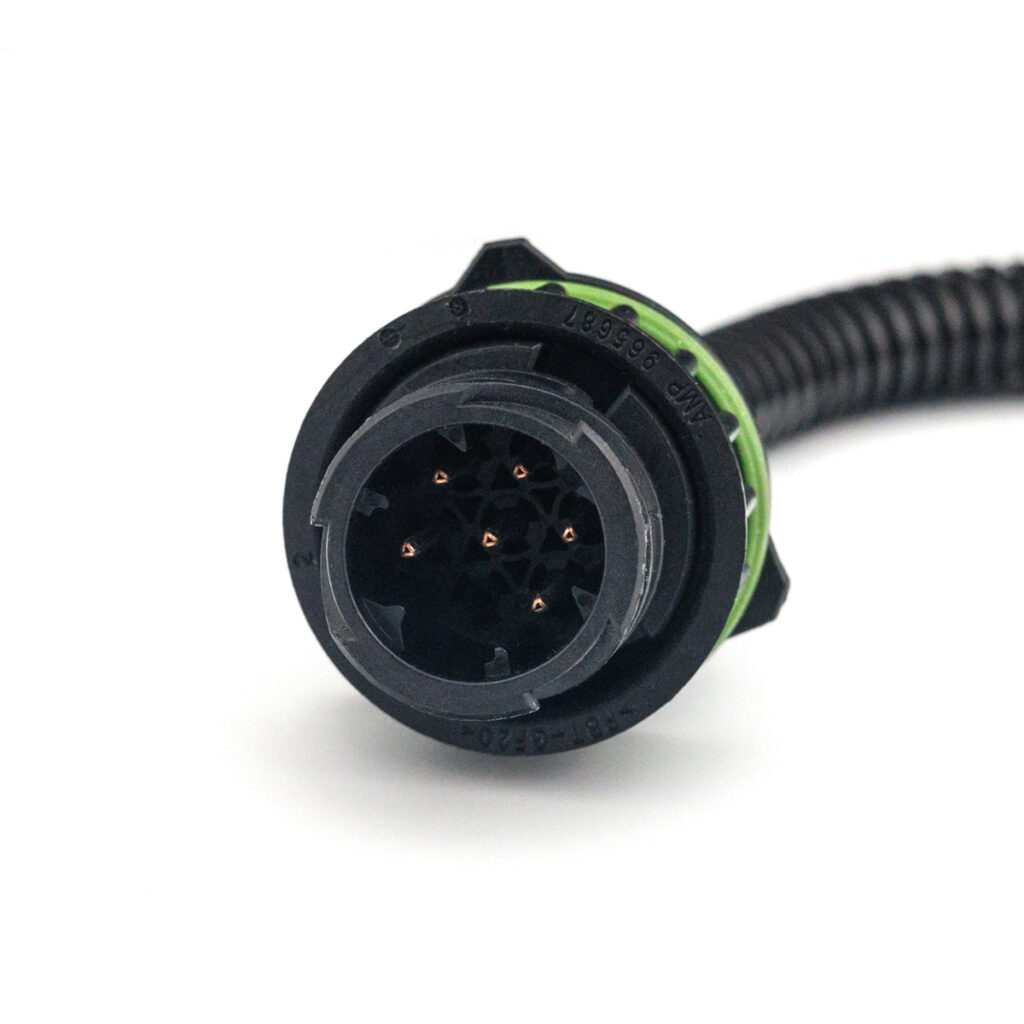Feu arrière combiné MAVIC LZD 3194/AMP (gauche) – triangle réfléchissant, 4 connecteurs Superseal + AMP 7 broches.
