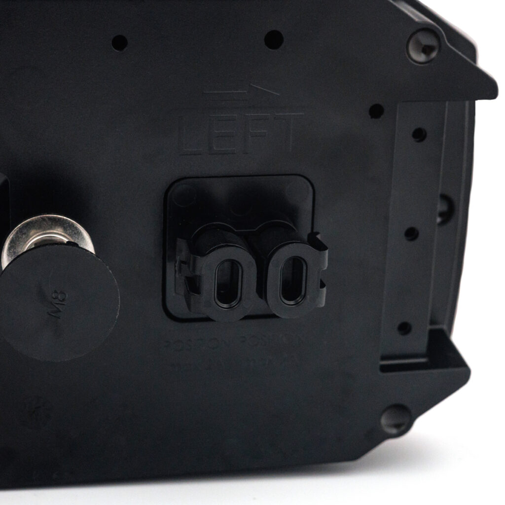 Feu arrière combiné MAVIC LZD 3194/AMP (gauche) – triangle réfléchissant, 4 connecteurs Superseal + AMP 7 broches.