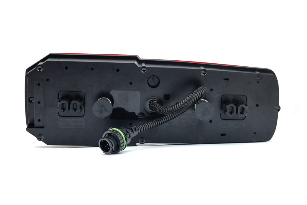Feu arrière combiné MAVIC LZD 3195/AMP (droit) – triangle réfléchissant, 4 connecteurs Superseal + AMP 7 broches