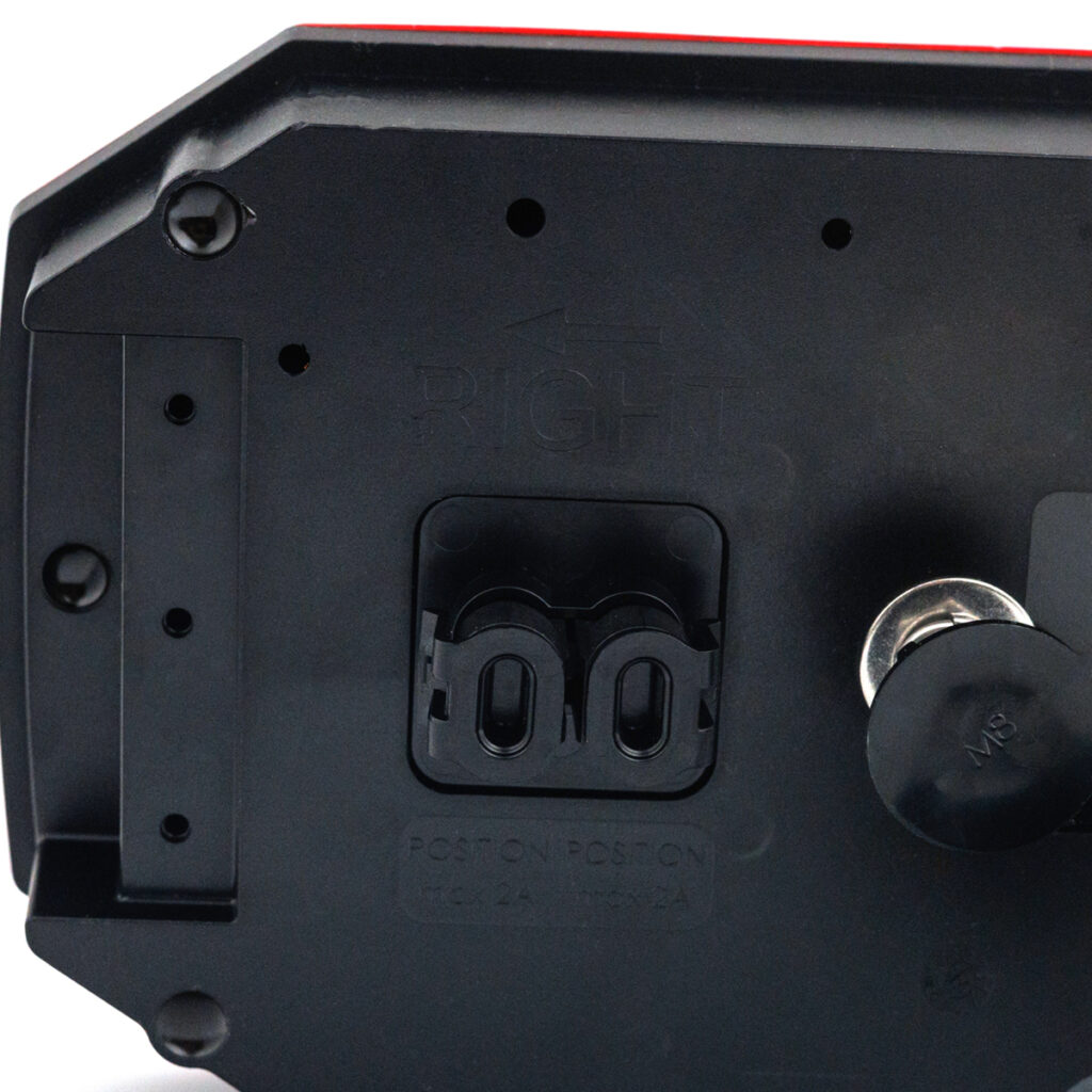 Feu arrière combiné MAVIC LZD 3195/AMP (droit) – triangle réfléchissant, 4 connecteurs Superseal + AMP 7 broches
