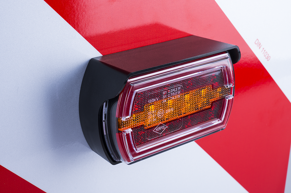 ZPR 3020 (8.2.2) Kit de feux à LED 12/24 V avec panneau pour charges hors gabarit, avec prise et connecteur Superseal